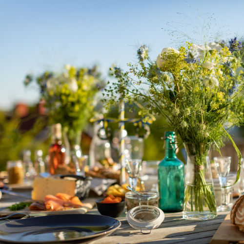 Mittagstisch beim essen mit dem Wespenspray Beesafe
